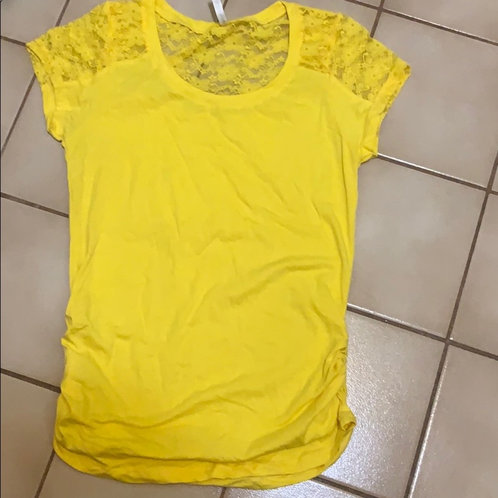 Cute yellow top!